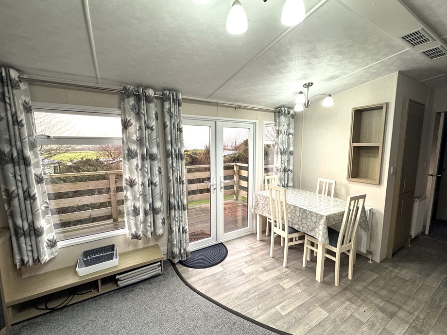 Victory Belmor dining table