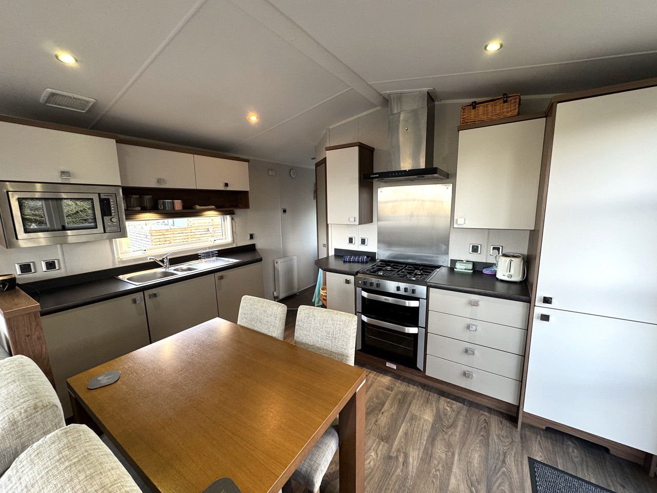 Willerby Skyline kitchen and dining table